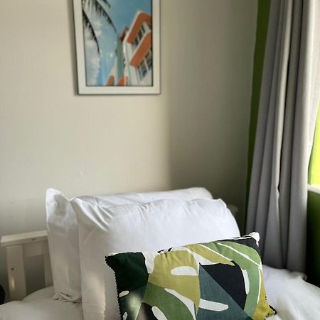 2 Bed Central Cardiff Apartment - Sleeps Five! Екстер'єр фото
